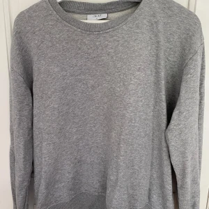 Grå sweatshirt - Säljer denna fina basic grå sweatshirt från kidsbrandstore i märket grunt, i bra skick, har vuxit ur den därmed säljer jag. Storleken är xl vilket motsvarar ungefär xs/s