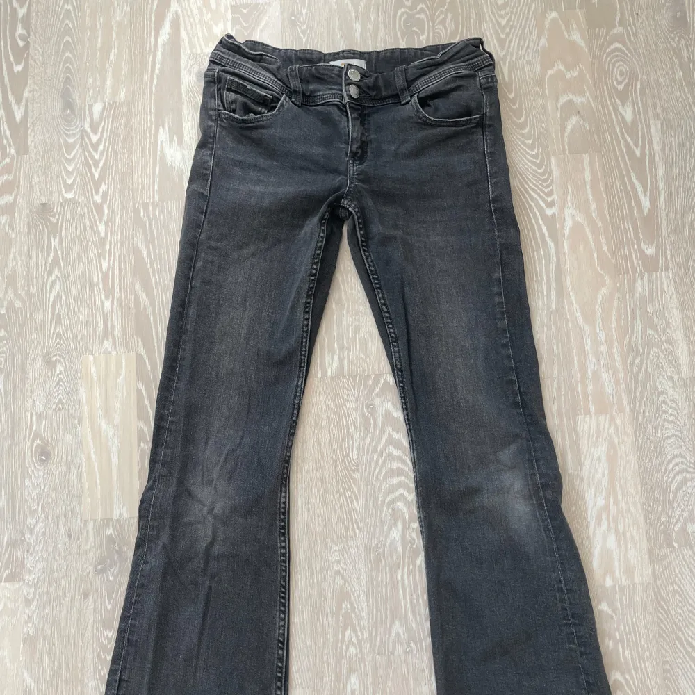 Jag säljer mina mörkgråa botcut jeans från Gina Young för att jag har växt ur dom. Dom är lite slitna längst ner och på knäna men det är inget man tänker på. Dom är även helt slutsålda. Pris går att diskuteras. Skriv om ni har frågor💕. Jeans & Byxor.