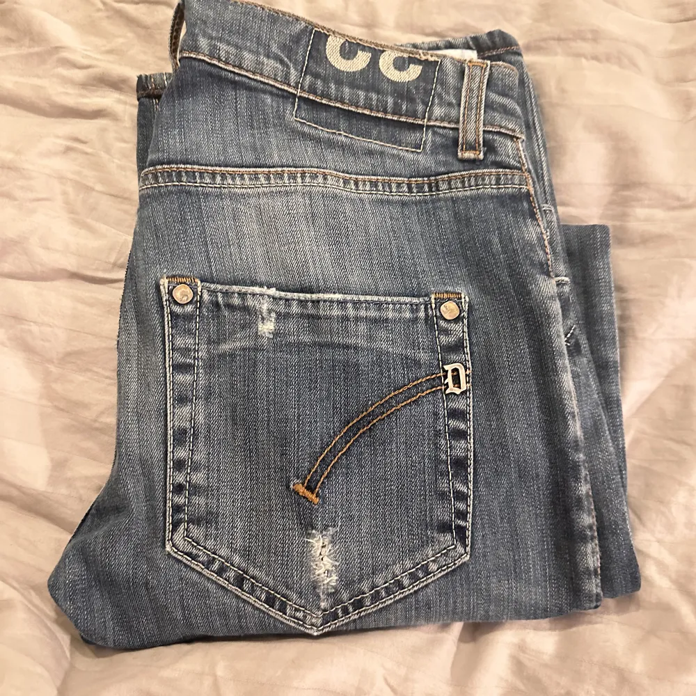 Säljer min killes dondup jeans storlek w32. Mått midja: 40cm, lårbredd: 22cm. Längd: 100cm. Jeansen är nyskick och nypris är ca 2800kr. Jeans & Byxor.