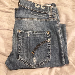 Dondup jeans - Säljer min killes dondup jeans storlek w32. Mått midja: 40cm, lårbredd: 22cm. Längd: 100cm. Jeansen är nyskick och nypris är ca 2800kr