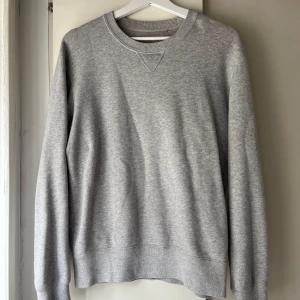 Grå sweatshirt från Uniqlo - Sitter snyggt oversized på mig som bär strl S. 