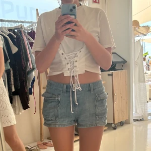 Topp med snörning  - Köpt second hand men kommer ursprungligen från zara! Storlek M men passar en S också 