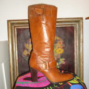 Bruna läderstövlar strlk 38 - Nästan oanvända läderstövlar från Diba. Storlek 38. Fina detaljer. 