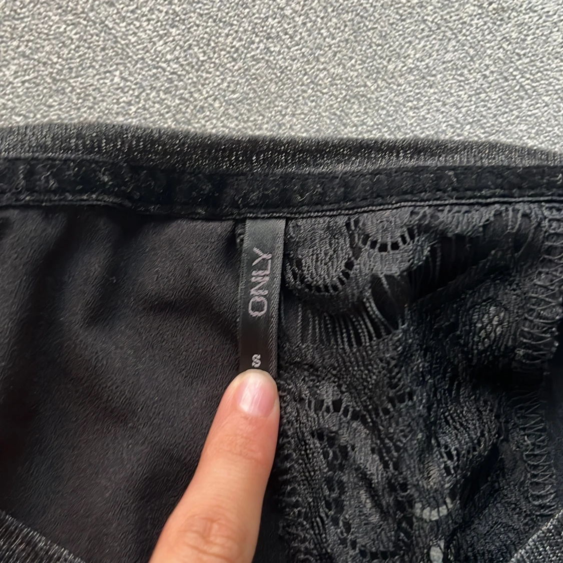  Tunn svart långärmad  - 91