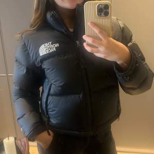 Säljer en the north face Neptune jacka i kort modell 🫶🏼 perfekt till vintern eller hösten och mycket varm. Storlek = S Använd 1 gång. Nypris =  3500 kr. Pris kan diskuteras 💗