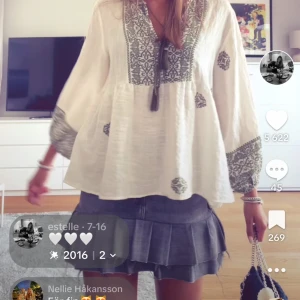 Syr om jeans till kjol - Jag syr om dina jeans till en kjol lik dessa på bilderna. Inget pris bestämt än, högst bud får jeans omsydda. Du betalar frakt fram och tbx till mig om man inte möts upp. Du behöver märka vilken längd jag ska klippa och hur långa volangern ska vara.