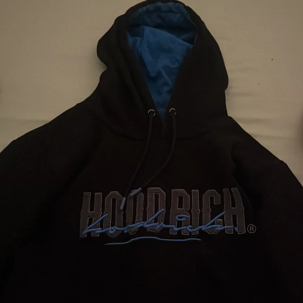 Säljer min hoodrich hoodie på tanke att den inte kom till användning så mycket i storlek L ordinarie pris 1200 nytt pris 500kr hoodien är från kill avdelningen. Hoodies.