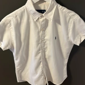 Rslph lauren skjorta kort armad - Säljer min top skick ralph lauren skjorta pågrund av att jag har växt för snabbt. Skriv om ni har frågor om skjortan