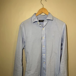 Ralph lauren skjorta - Säljer en Ralph lauren skjorta i strl 15/38 vilket motsvarar S/M, mer mot S hållet. Använt i gott skick. Pris kan diskuteras.