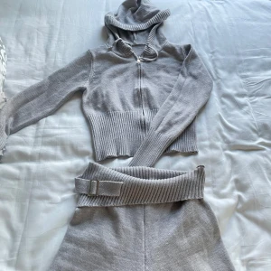 Grått loungewear sett - Perfekt mjukissett nu till hösten!  Båda delarna i ljusgrå färg, väldigt mjukt material inte alls stikigt :) Inte fått chansen själv att använda eftersom att jag växt ur den så ingen direkt tecken på användning.