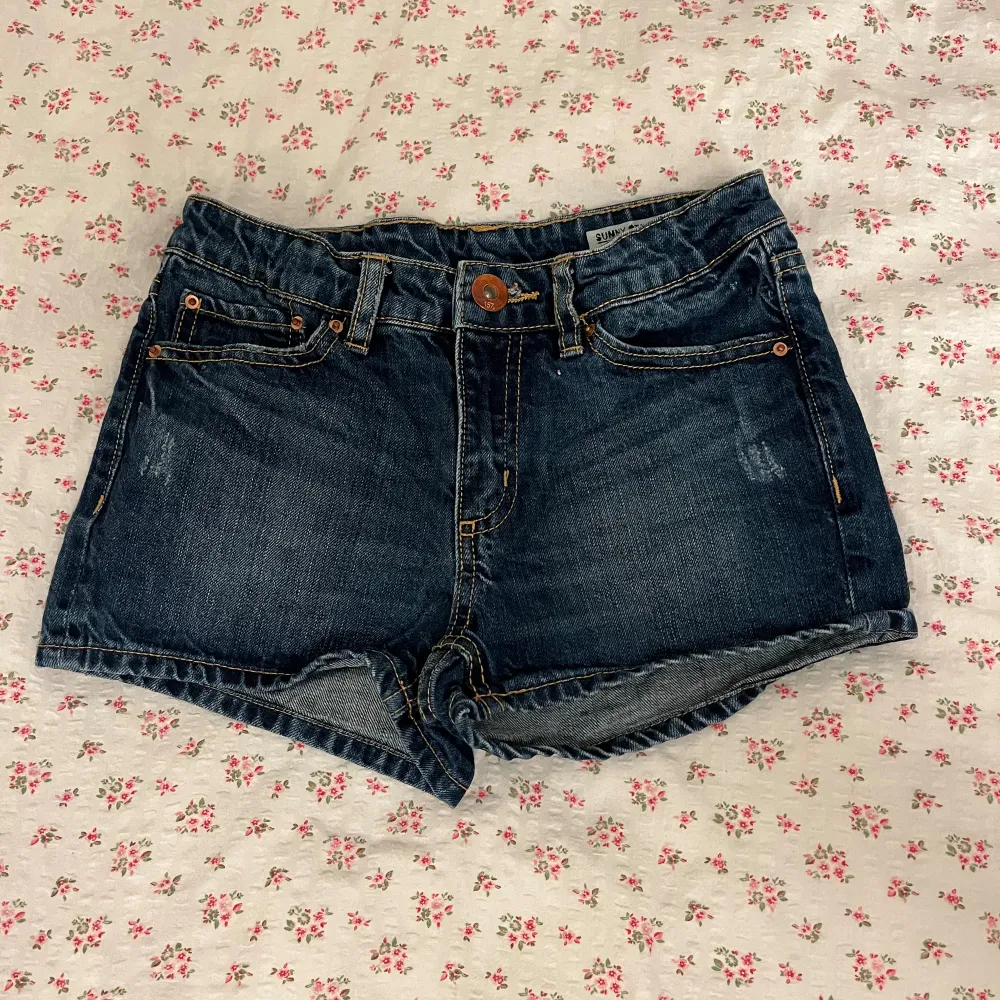 Säker ett par blåa jeans shorts från Lager157 då de är försmå. Är i storlek 150. Använda fåtal gånger. Skriv för fler bilder. Köparen står för frakt💕. Shorts.