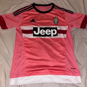Juventus Fotbollsställ  - Hej! Jag säljer min helt nya Juventusfotbollströjs med pogba på ryggen. Taggen är kvar. Skriv om frågor. Tröjan är från 2015-16 säsongen. En ikonisk tröja. Säljer för 390. Storlek S men passar M också