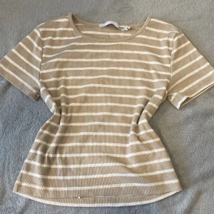 Randig T-shirt  - Den formar bysten bra och sen så går den ner lite, det beror såklart på kropp till kropp. Men på mig tycker jag att den gör det