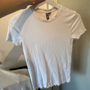 T-shirt  - T-shirt med rubbar material, använt ett par gånger 