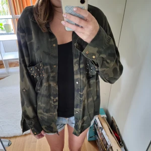 Grön kamouflage jacka - Kamouflage jacka storlek L mer som M