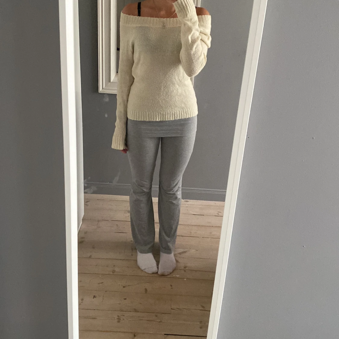 Stickad of shoulder tröja