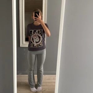 Cool T-shirt  - Jättefin T-shirt från VILA. Inte använd mycket. Jättefin skick. Storlek S. ❤️❤️ Nypris ca 300kr. 