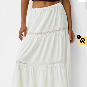 Vit långkjol - Använd en gång, jätte fin vit långkjol, nu pris 399kr