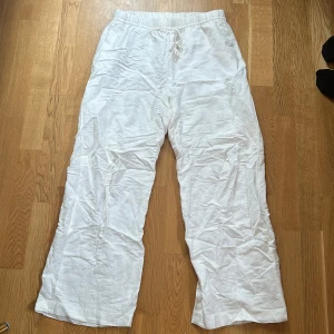Vita linnebyxor från HM - Jag säljer dem för att dem aldrig kommer till användning. Jag kan stryka dem innan den skickas iväg ifall man vill. 