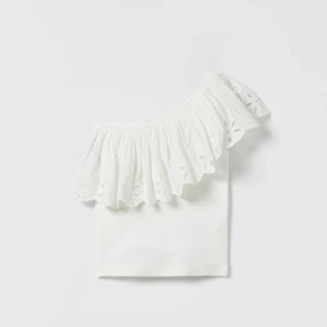 Zara topp med volang - Säljer denna söta topp från Zara som aldrig kommit till användning💓 köpt förra året på barnavdelning (13-14) men skulle säga att den passar XS och S 🌸 