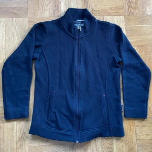 Stickad zipup - Jättesnygg stickad zipup från Keywest🙌 står att den är i stl S men passar mer Xs. Perfekt för hösten🙏