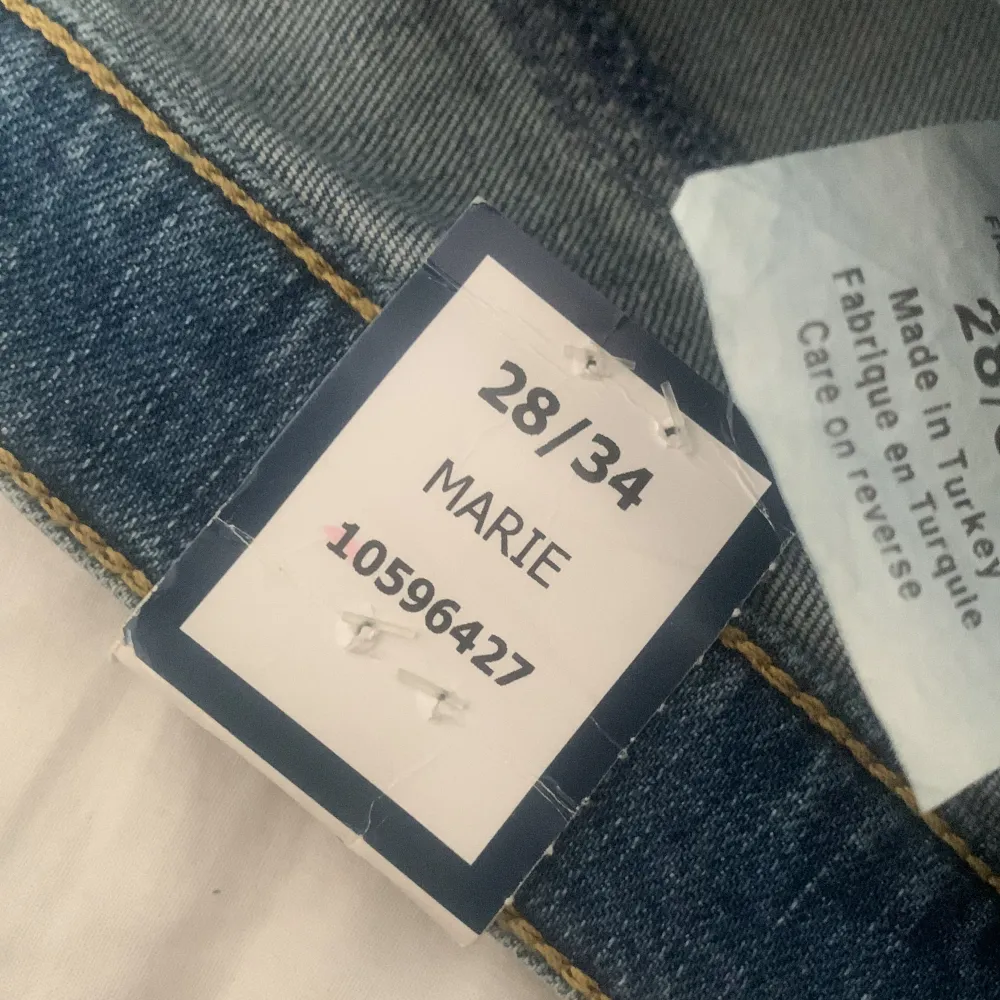 (första bilden är lånad men båda är i modellen marie från mavi) Lågmidjade Bootcut byxor, dem jag säljer är lite mörkare  midjemått: 39cm innerbensmått: 85cm storleken är W28L34. Jeans & Byxor.