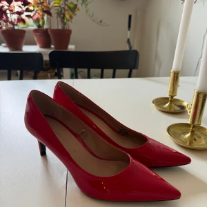 Röda klackar - Röda klackskor från zara. Säljer då dom inte passade mig. St 38 men skulle gissa att dom är lite stora i st. Endast testade