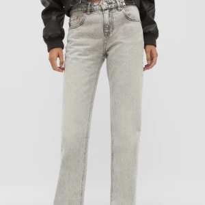 Grå jeans  - Säljer dessa grå mellan lågmidjade straight jeans från stradivarius. Jeansen är i bra skick! Priset kan diskuteras! 😊