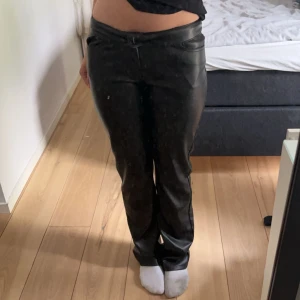 Skinbyxor! - Säljer ett par byxor från bikbok, säljer då dem inte kommer till användning längre, använt några få gånger💓💗