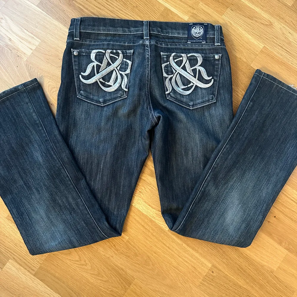 super snygga jeans till skolstarten som jah tyvärr inte andvänder. Köpta vintage i Köpenhamn för 1000kr. pris går att disskutera. Jeans & Byxor.