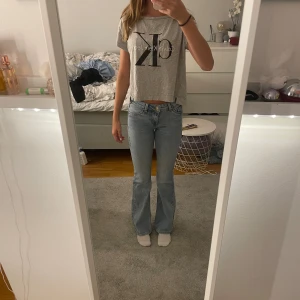 Calvin Klein T-shirt - En Calvin Klein T-shirt i väldigt fint skick och använd ett fåtal gånger!💕