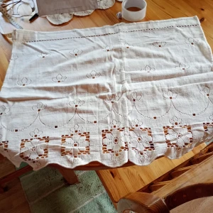 Cremvit gardin kappa mönstrad blommig längd ca 290 . - Cremvit gardin kappa mönstrad blommig längd ca 290 lång och 59 cm bred samt en liten gardin kappa 66 cm lång och 59 cm bred.