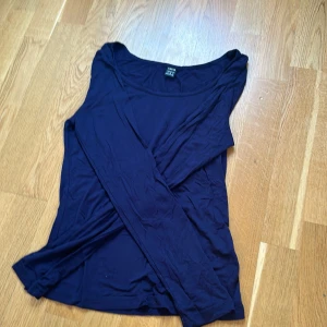 Mörkblå tunn långärmad tröja från Shein  - Tröjan kommer aldrig till användning och darför säljer jag den. Den är använd några få gånger.