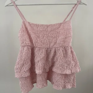 Supersöt topp - Perfekt sommartopp som passar till allt✨ Nyskick då den endast är provad, prislappen kvar👌🏼 