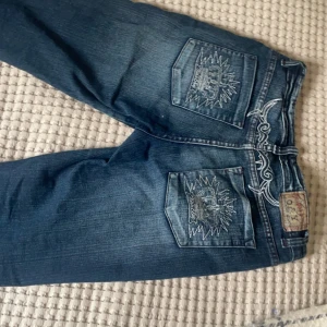Jeans bootcut lågmidjade  - De står ” 40” på en lapp i dem sjäkv är jag 157 och de är lite för långa för mig skulle säga nån vid 160 skulle varit perfekt längd. Skit snygga fickor lite slitna där nere man kan se på bild köptes för 500 något tror jag dock it använda mycket ❤️❤️❤️
