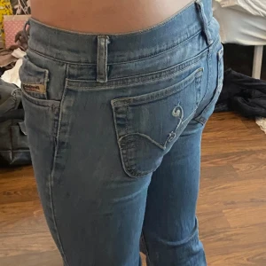 Blå jeansbyxor - Jättesnygga lowwaisted diesel jeans med coola broderade fickor💕 En fläck på benet som inte går att få bort, därav det billiga priset! Hör av er för fler bilder!🤗 Perfekt längd för mig som är 155
