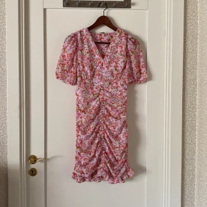 Blommig klänning från ONLY - En jättefin blommig klänning från ONLY. Endast  använd några få gånger och har ett jättebra skick.