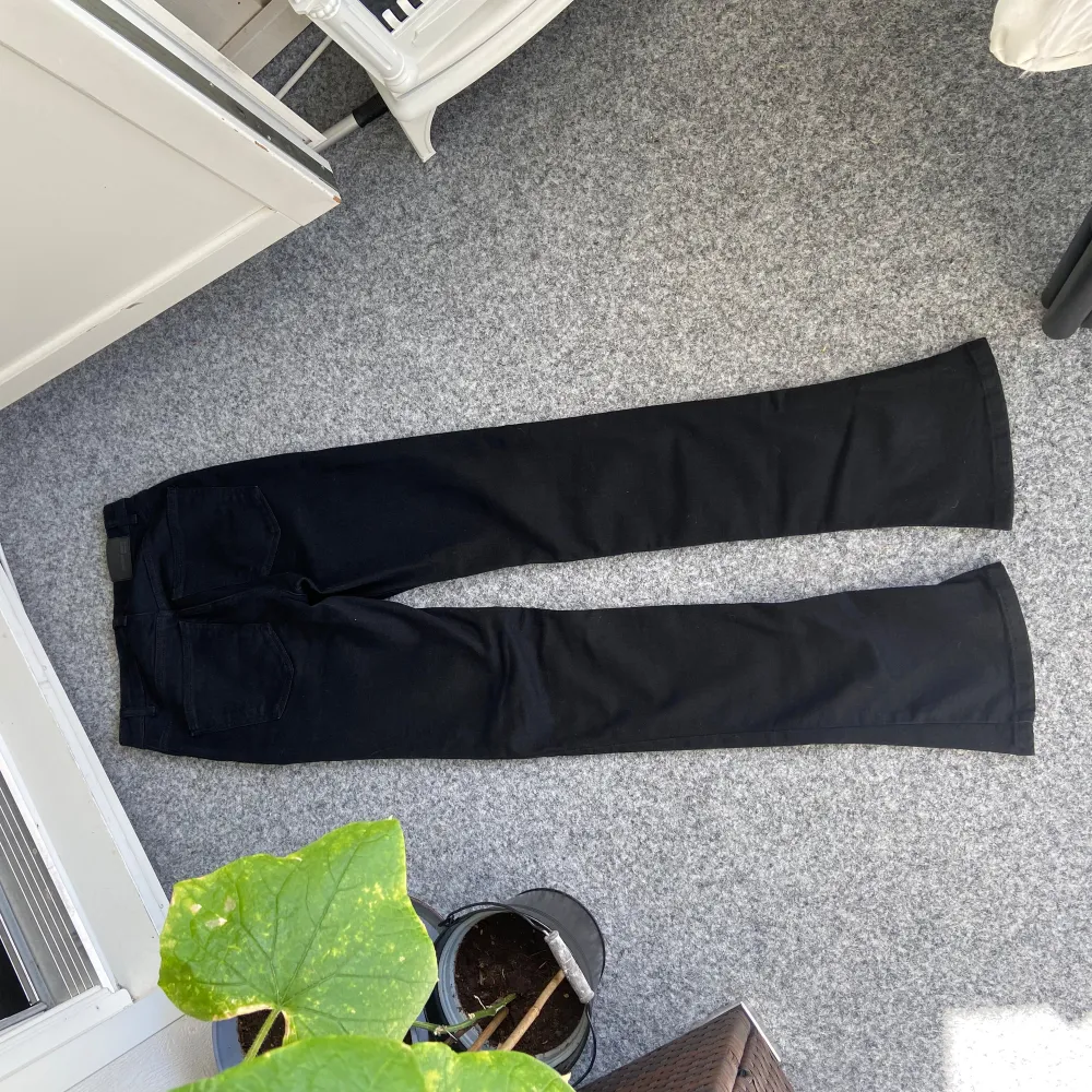 Ett par svarta jeans från Gina tricot som aldrig har använts. Storlek 36 men jag som vanliga fall har storlek xs kan ha dem utan problem😊. Jeans & Byxor.