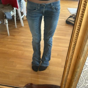 Ralph Lauren jeans! - Lågmidjade bootcutjeans, använda men i fint skick, lite slitna nere vid fötterna, inget man tänker på. Midja tvärs över: 39cm, innerben: 81cm❤️