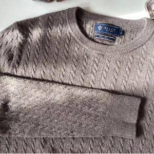 Kashmir tröja - Hej säljer nu min nästan nya Kashmir tröja från det kända märket Riley, 10/10 i skick på grund av fåtal andvändningar. Ny pris: 1299kr Mitt pris: 399kr! 