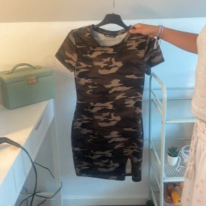 Klänning  - Mjuk och bekväm aldrig använt