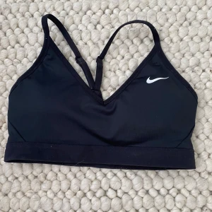 Träning bh - Nike tränings bh med vadd i kuporna som man ser på sista bilden😘