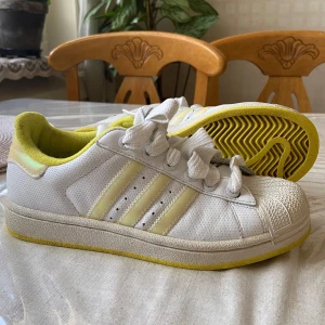 Gula Adidas Skor - Super gulliga adidas skor som inte kommer till nån användning längre, i jätte bra skick och super bekväma att ha på💛