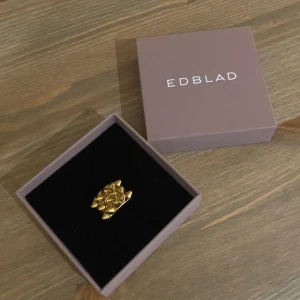 Edblad ring - En guldig edblad ring med nitar!💕Säljer då jag har 2 st och inte använder båda💕Urpringligt pris 399💕