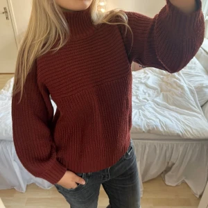 vinröd stickad tröja - vinröd stickad tjocktröja från monki men hög krage. har klippt bort lappen så vet ej storleken men skulle säga att den är S. mycket bra skick!