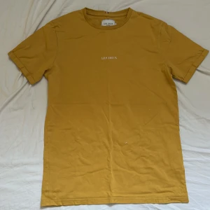 Les deux tshirt - Gul les deux tshirt i storlek s Säljer för att jag knappt använt den alls