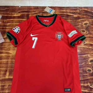 Portugal 24/25 Ronaldo kit - Fotbollströja, toppkvalitet för endast 349kr. Finns i S och M Cheapkitzz