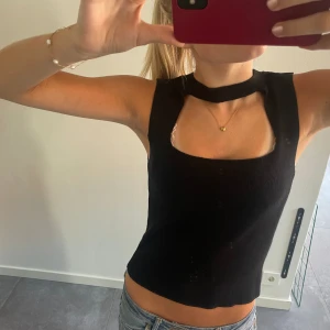 Svart topp - Svart topp med öppning vid bröstet, toppen saknar både märke och storleks lapp men skulle säga att den passar XS-M❣️