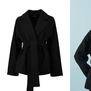 Svart kappa från Gina  - Nu säljer jag min svarta kappa  från Gina som är slutsålt online. Jag köpte den för 699kr och säljer den för 400kr.Priset kan diskuteras ❤️