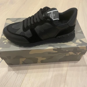 Valentino rockrunner - Skick 9/10 knappast använda kan förhandla pris vid snabb affär.